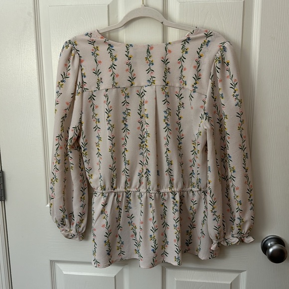 SOLD 💚 OLM Light Pink Floral Wrap Flattering Peplum Top L - Picture 11 of 11